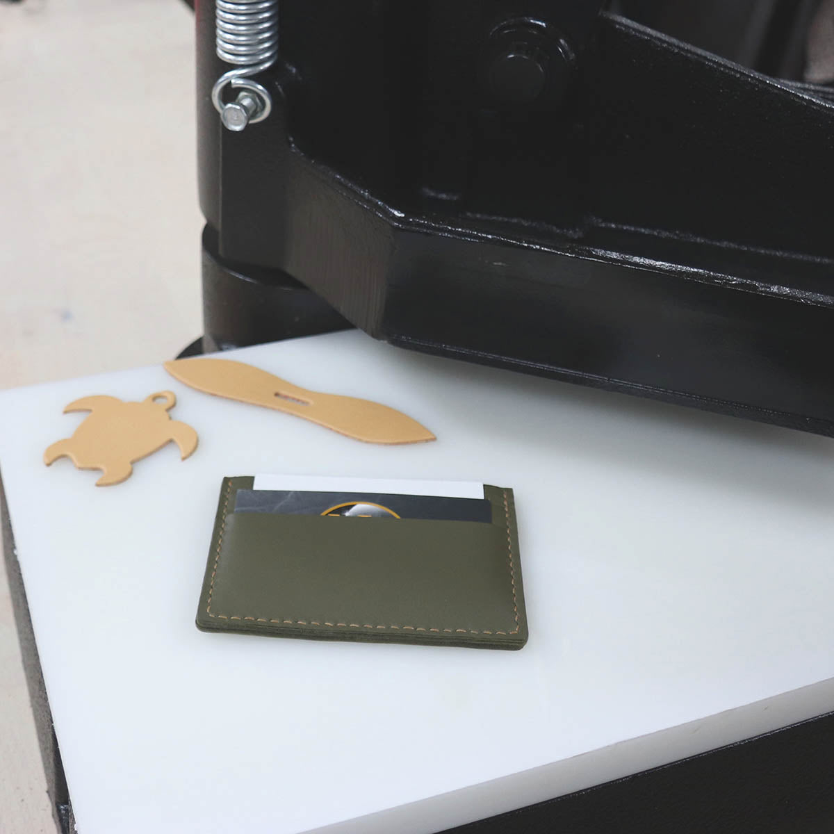 Découpes réalisées dans du cuir avec la presse à main 5 tonnes et divers emporte-pièces