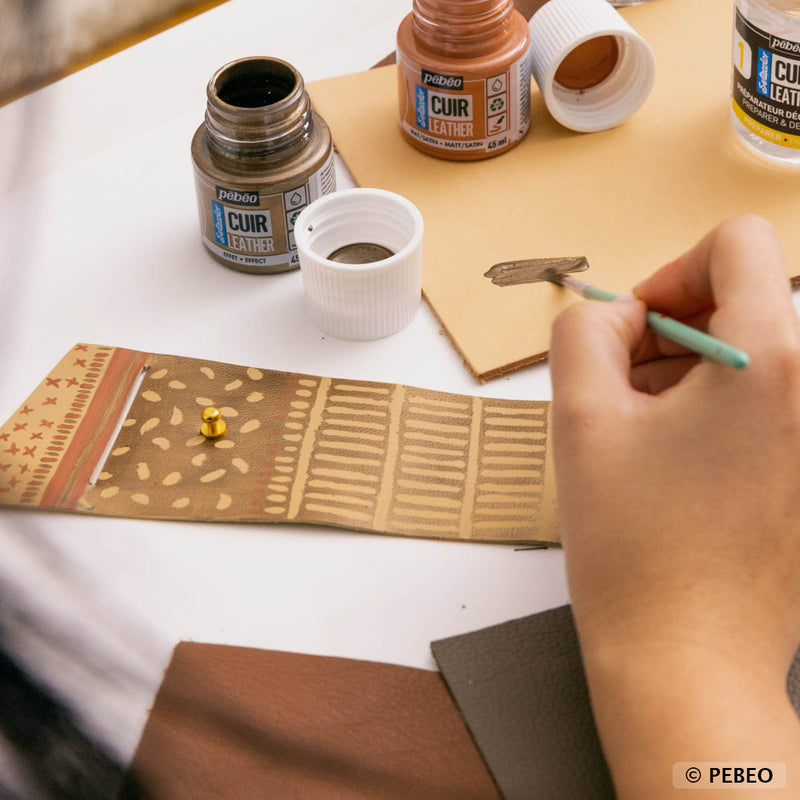 Peinture acrylique effet métal Setacolor Cuir - Peinture d'un bracelet en cuir - Pébéo