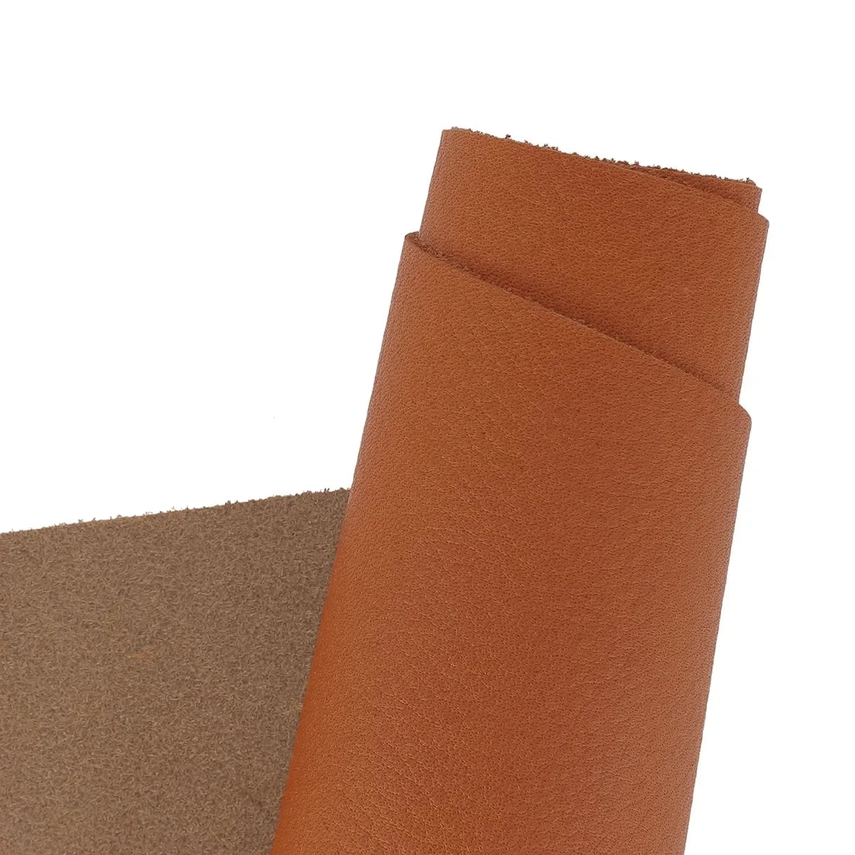 Peau de cuir marron caramel de la tannerie Belge Radermecker. Cuir souple au grain naturel idéal pour la maroquinerie et la sellerie.