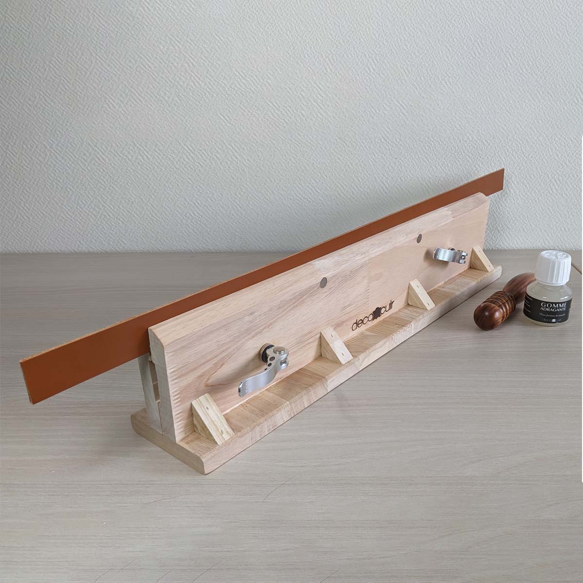 Valet de couture pour couture du cuir à la main ou finitions de tranches - Idéal pour grandes longueurs de ceinture ou lanière en cuir - Deco Cuir