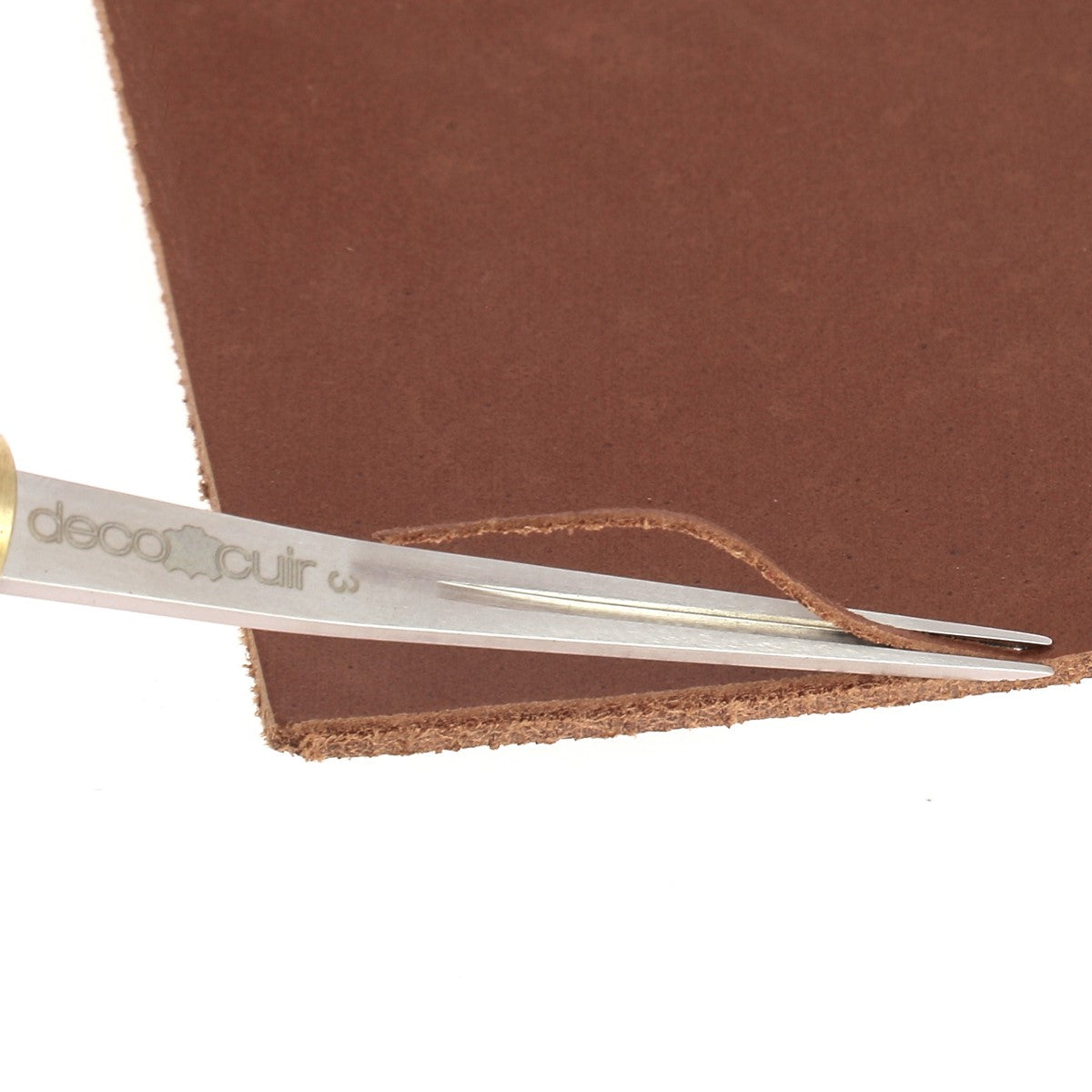 Abat carre affûté pour casser l'arête du cuir