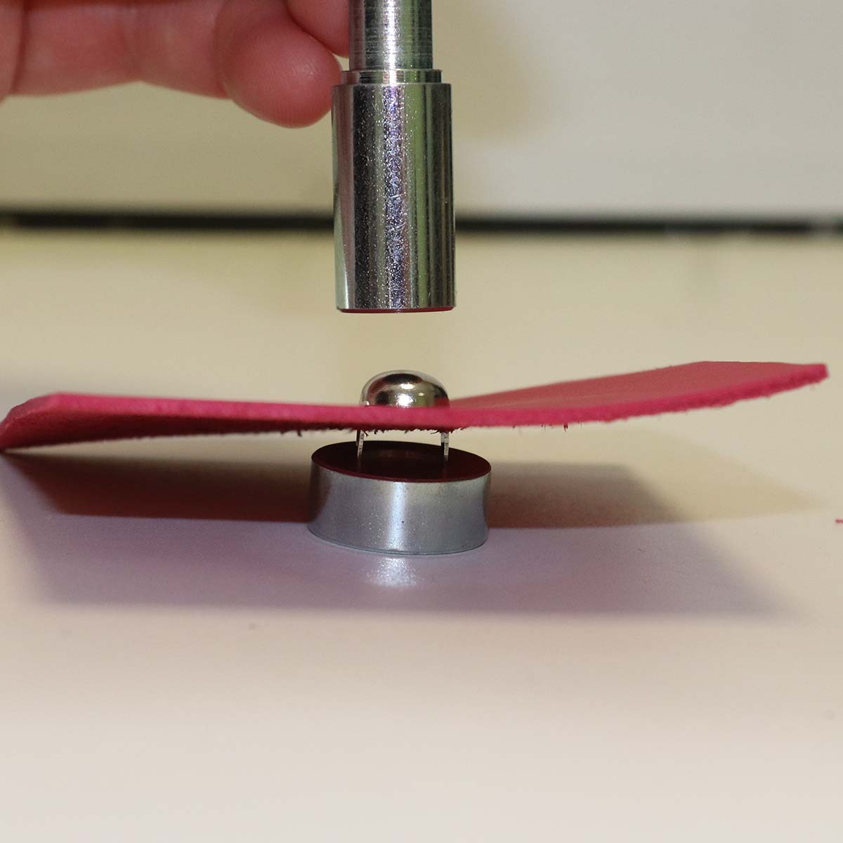 Outils pour poser les clous à griffes ronds Tandy Leather