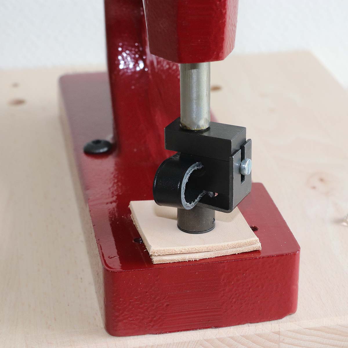 Presse et matrice pour passants de ceinture en cuir