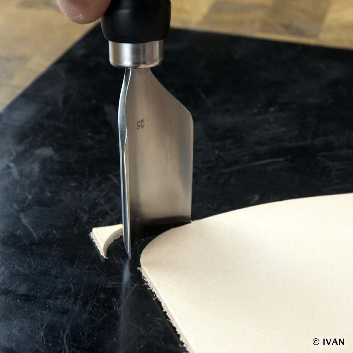 Outil pour une coupe nette et facile des angles du cuir