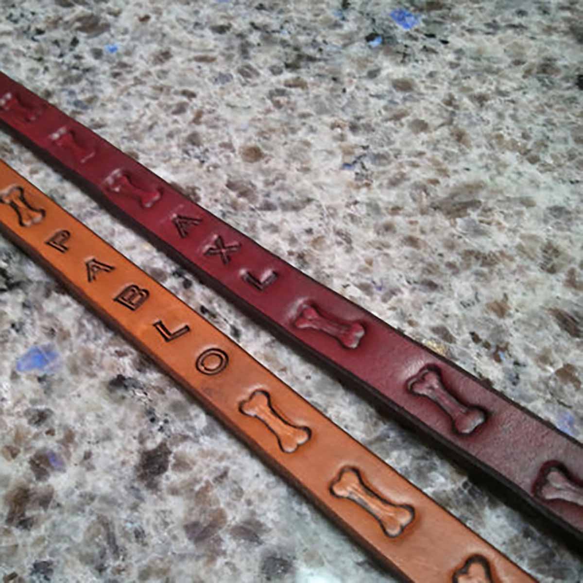 Marquage sur cuir tannage végétal - Collier de chien avec matoir sur manche motif os