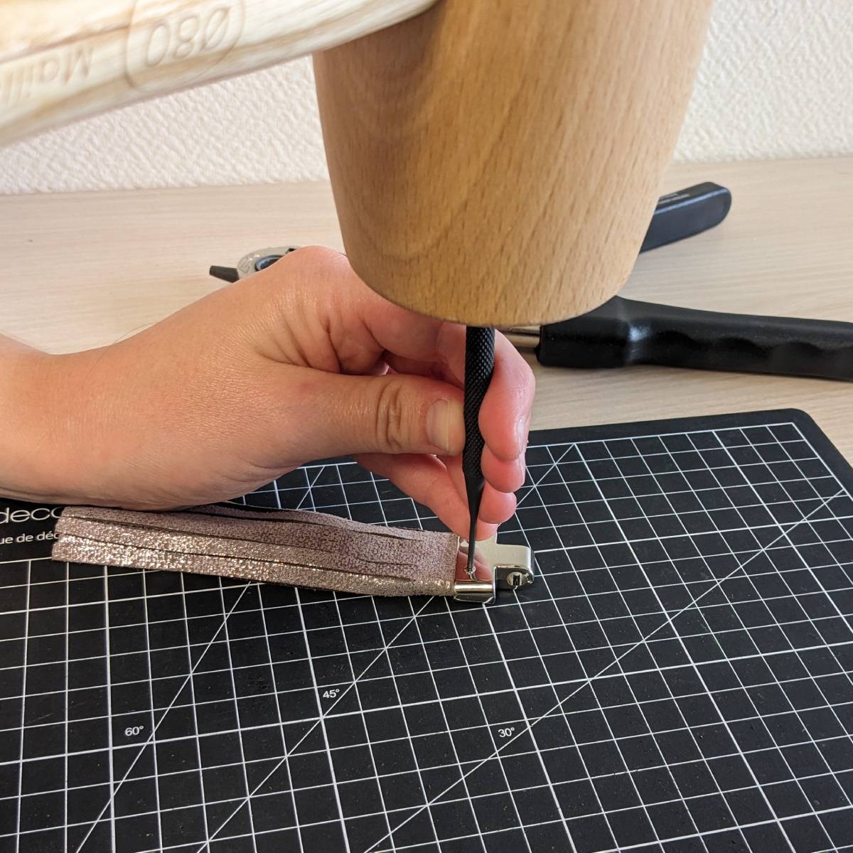 Chasse goupille pour enfoncer les clous dans les têtes de porte-clés - Tivoly