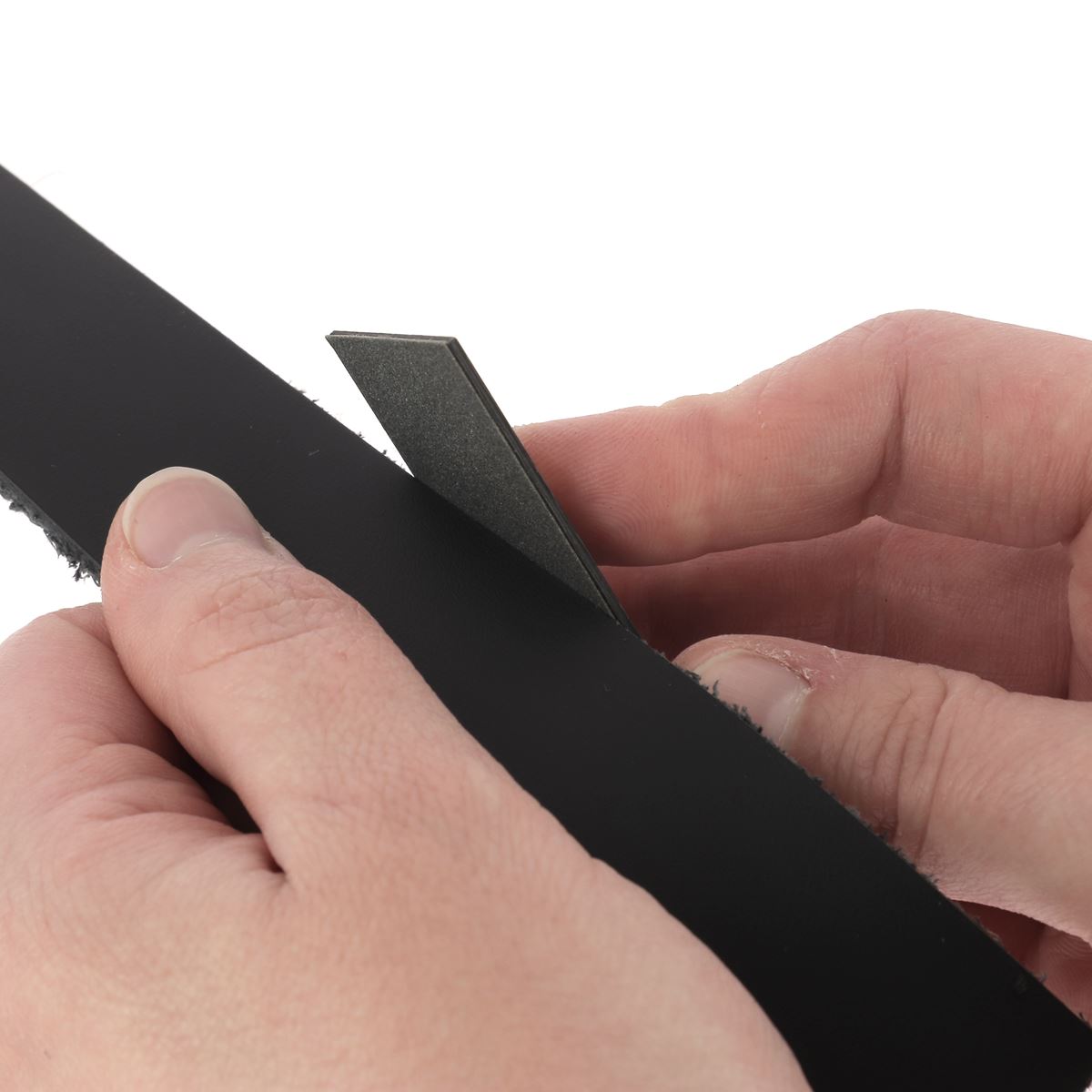 Ponçage des tranches du cuir avec feuille abrasive et plaque carbone 25x75mm