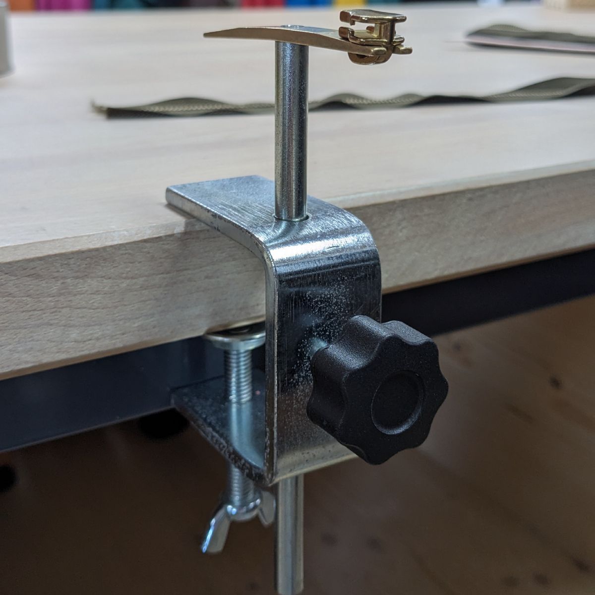 Outil enfileur pour mettre un curseur sur fermetures à glissière