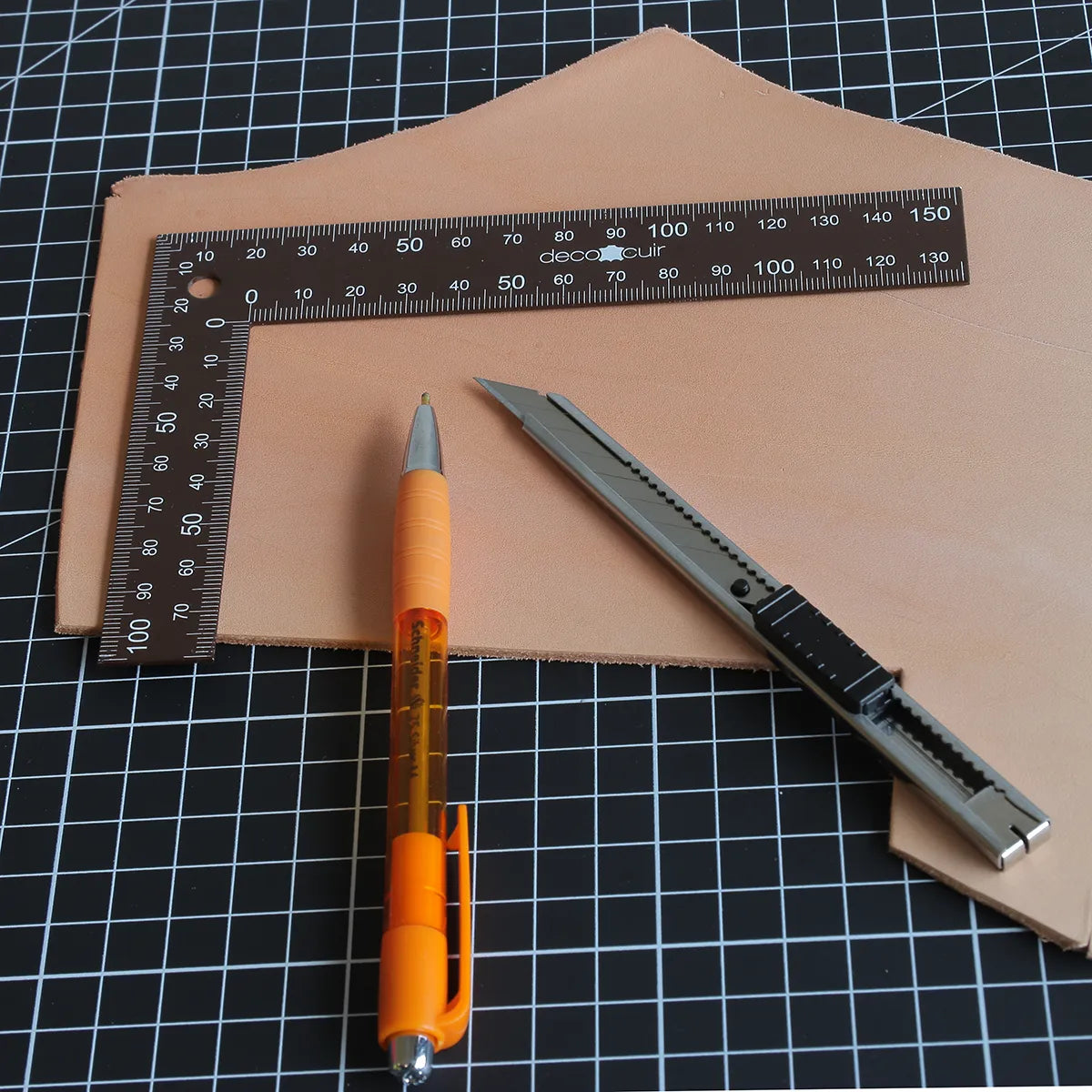 Petite équerre métal pour tracer, découper et mesurer le cuir