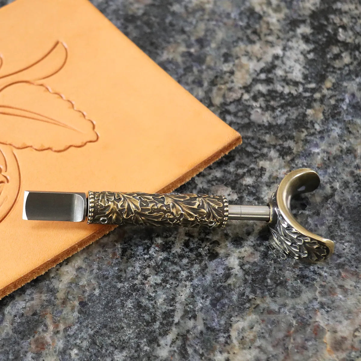 Repoussage cuir avec swivel oak leaf de Sergey Neskromniy