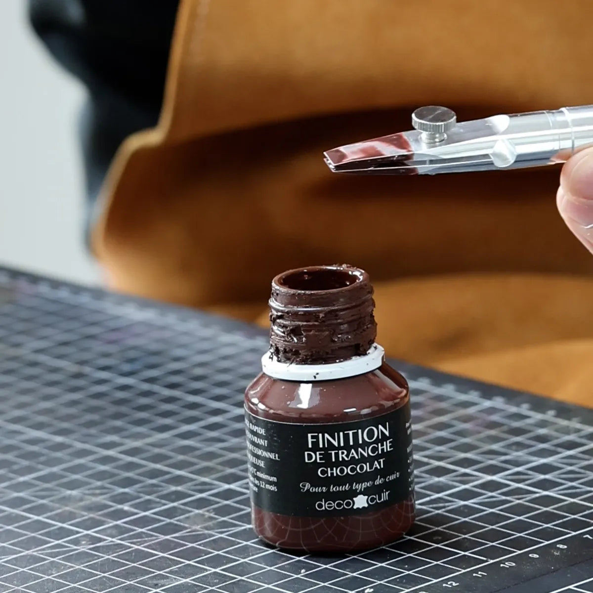 L'Utile : outil pour déposer la teinture de tranche sur les bords du cuir