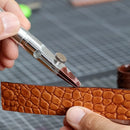 Application teinture de tranche sur cuir avec l'outil haut de gamme L'Utile
