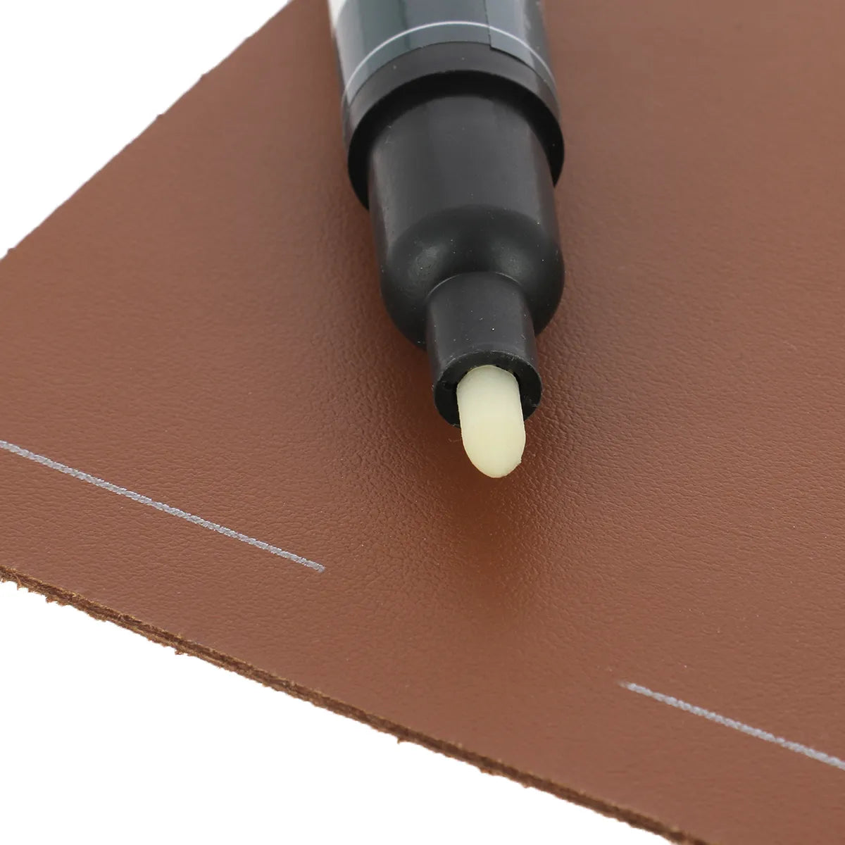 Trait de crayon argent effacé avec le feutre effaceur à base de solvant