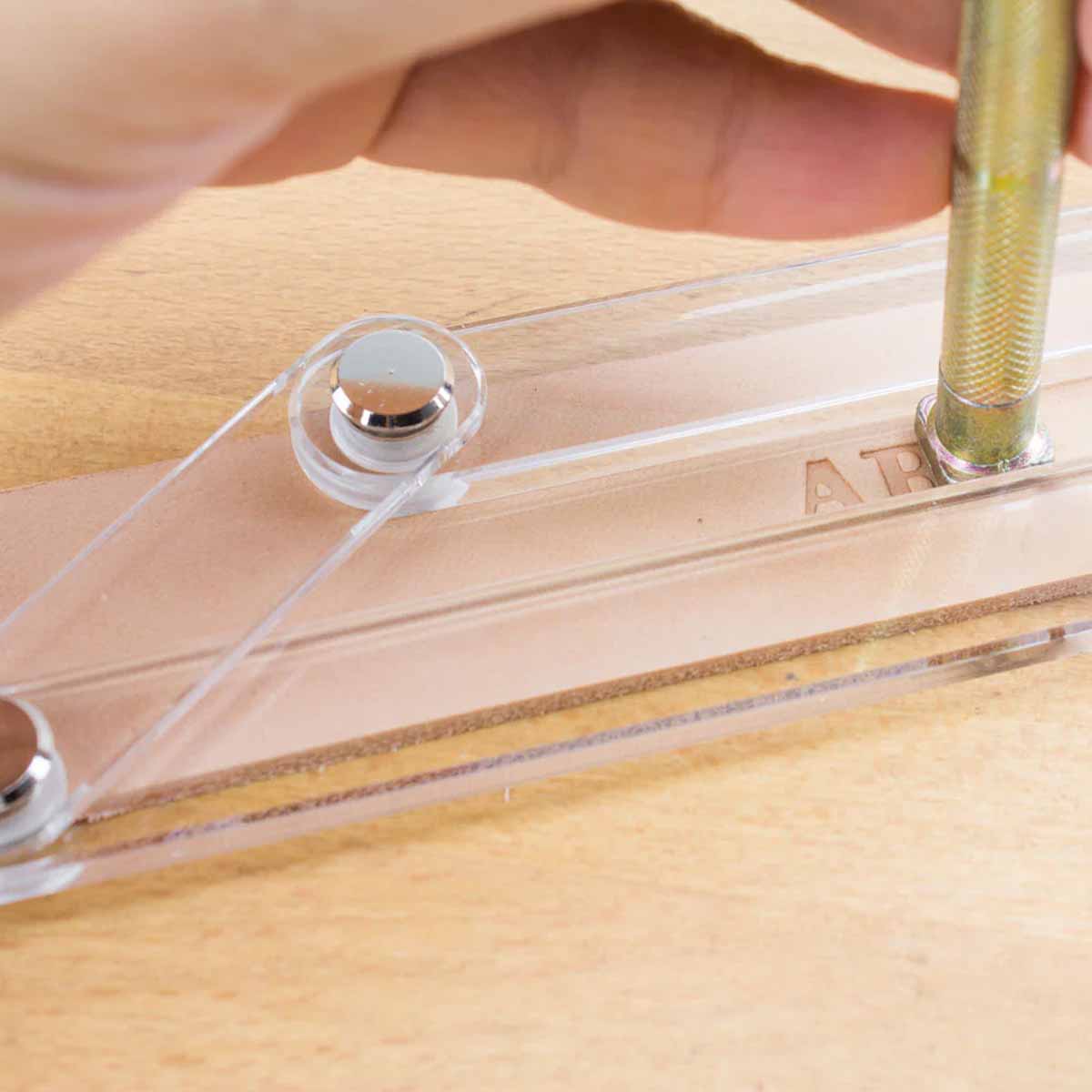 Guide pour matoirs pour frapper droit sur le cuir