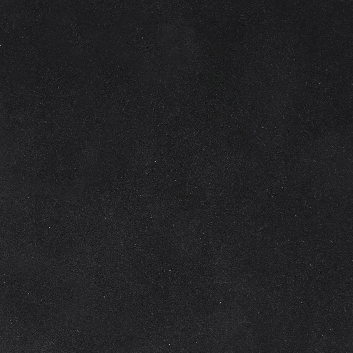 Morceau de croûte de cuir de veau velours DOLCE noir, texture douce et souple pour projets de petite maroquinerie ou prototypes.
