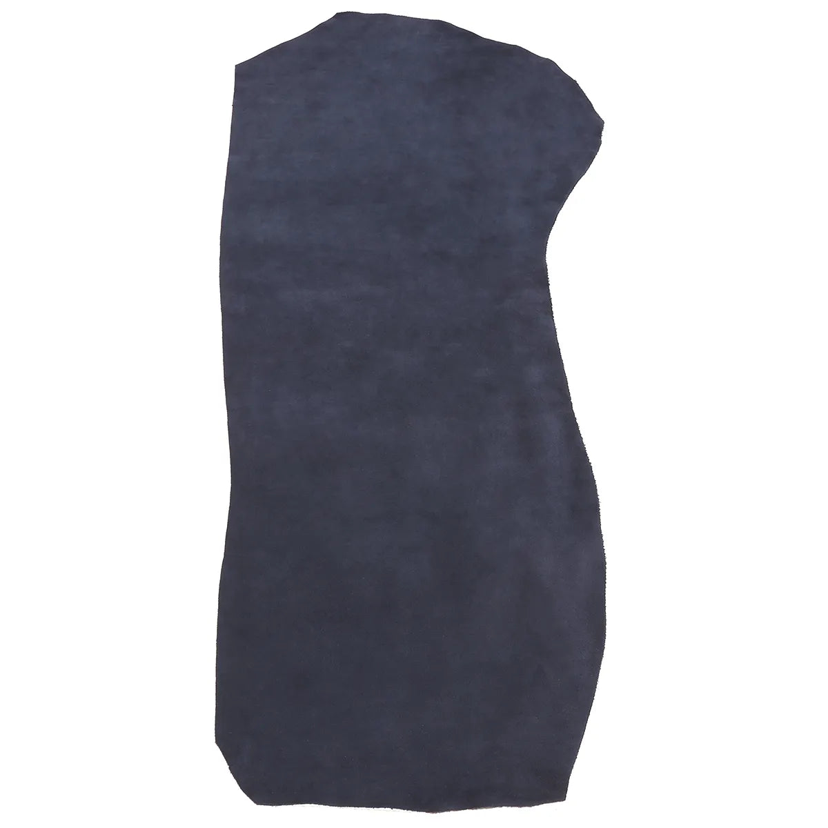 Peau entière en croûte de cuir velours bleu marine, de la gamme suivie DOLCE. Cuir doux, fin et souple idéal pour la confection de maroquinerie.