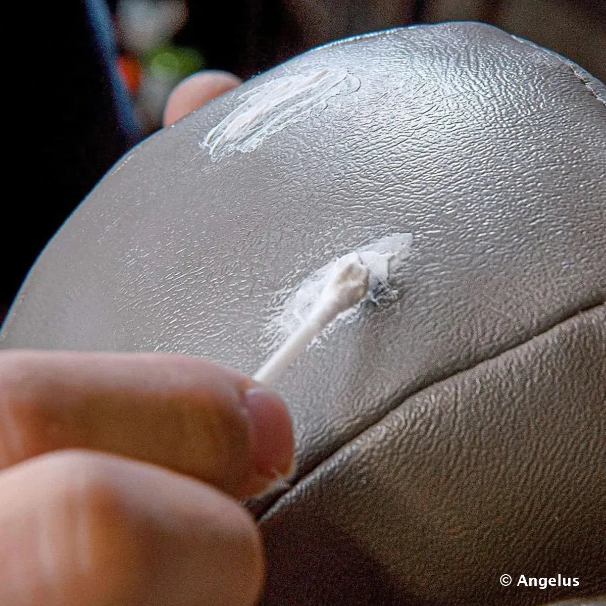 Pâte de réparation pour reboucher les trous sur cuir : chaussures, sacs, sièges, fauteuils...