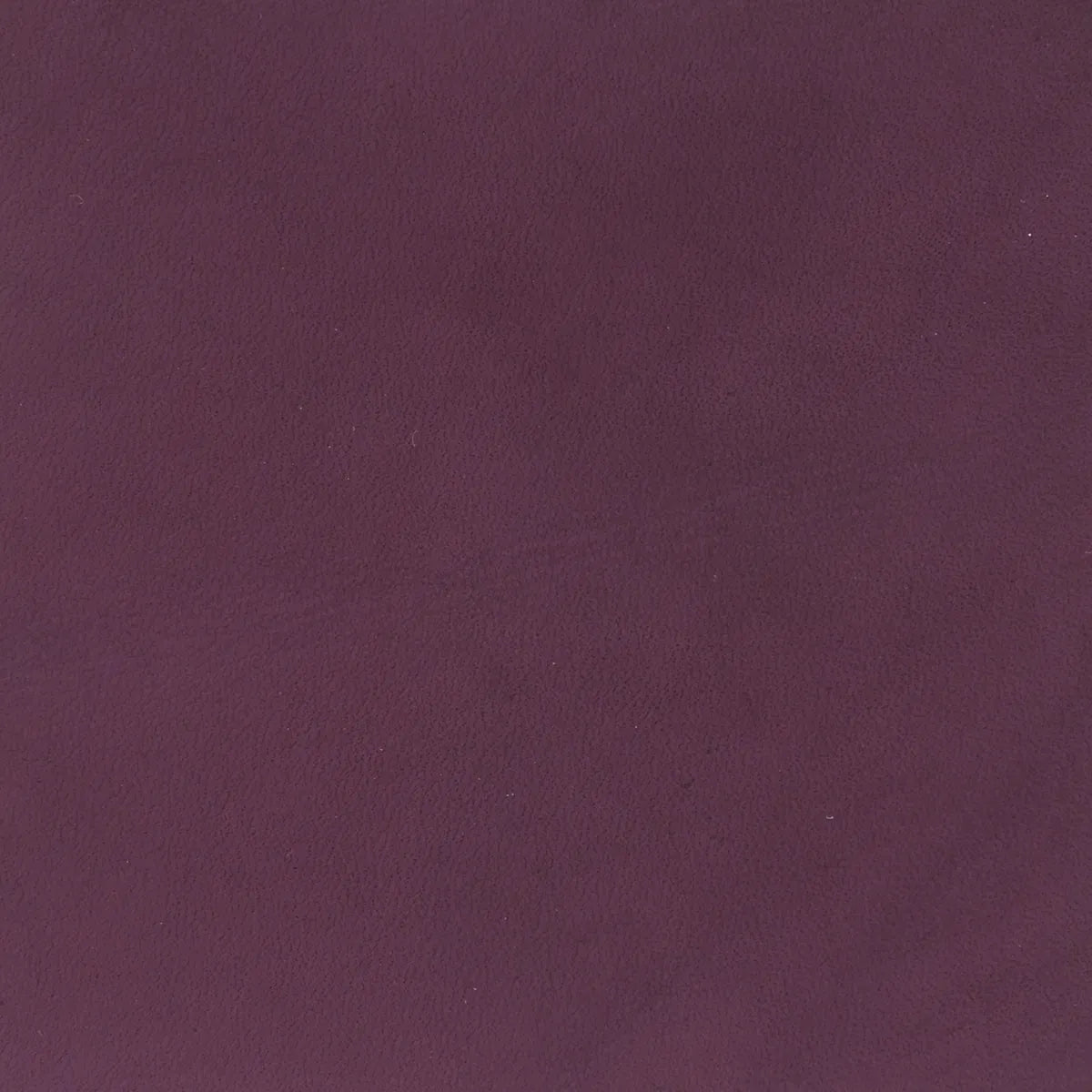 Teinture à base aqueuse Deco Cuir violet pour cuir, application de couleur sur surface en cuir.