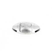 Fermoir bijou aimanté en forme de ballon de rugby avec lacet plat, création de bijoux, design élégant et pratique.