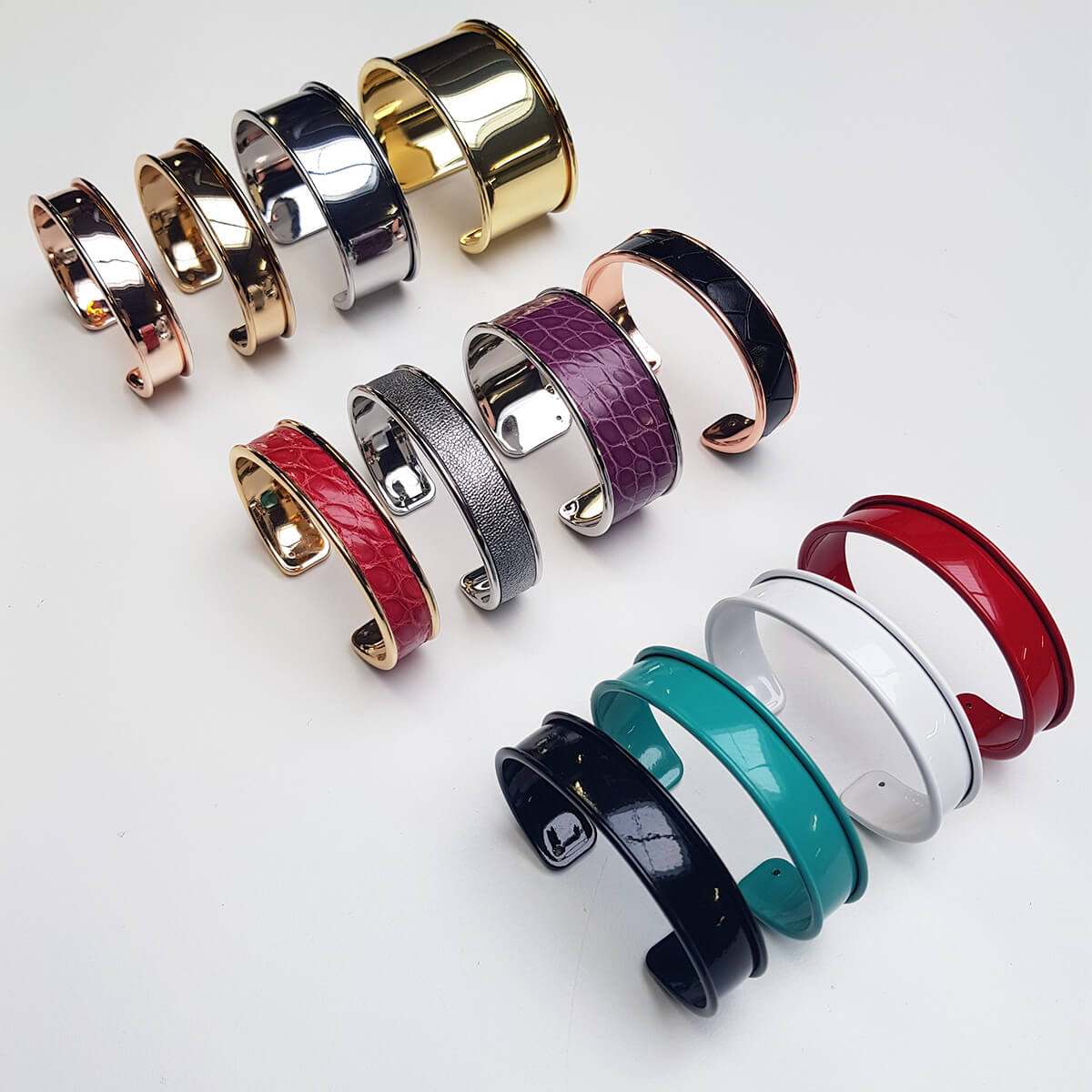 Bracelet manchette en laiton argent vieilli avec détails en cuir, accessoire de mode élégant et tendance.