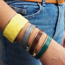 Bracelet manchette en laiton argent vieilli avec détails en cuir, accessoire de mode tendance et élégant.