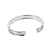 Bracelet manchette en laiton nickelé, accessoire de mode élégant, porté sur le poignet, avec finition brillante et design moderne.