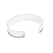 Bracelet manchette en laiton blanc de 10mm, accessoire de mode moderne et élégant, porté sur le poignet.