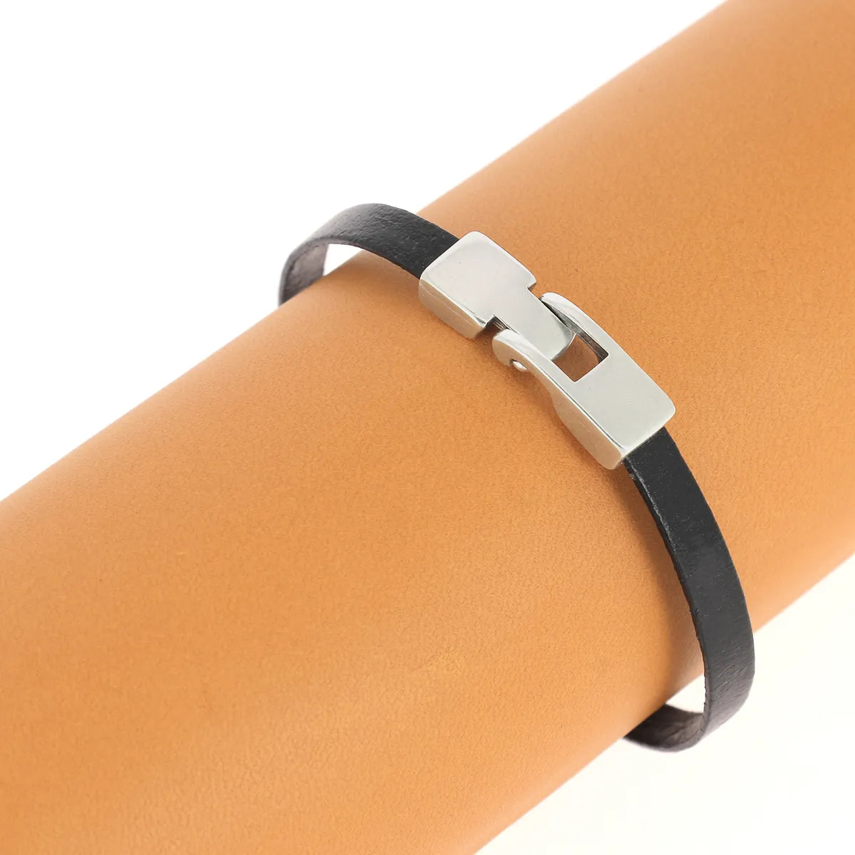 Bracelet en cuir fin de 5 mm de large réalisé avec une fermeture en T, finition argent vieilli