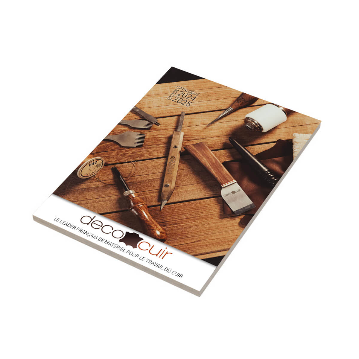 Couverture du catalogue Deco Cuir 2024-2025 avec images de meubles en cuir et designs modernes.