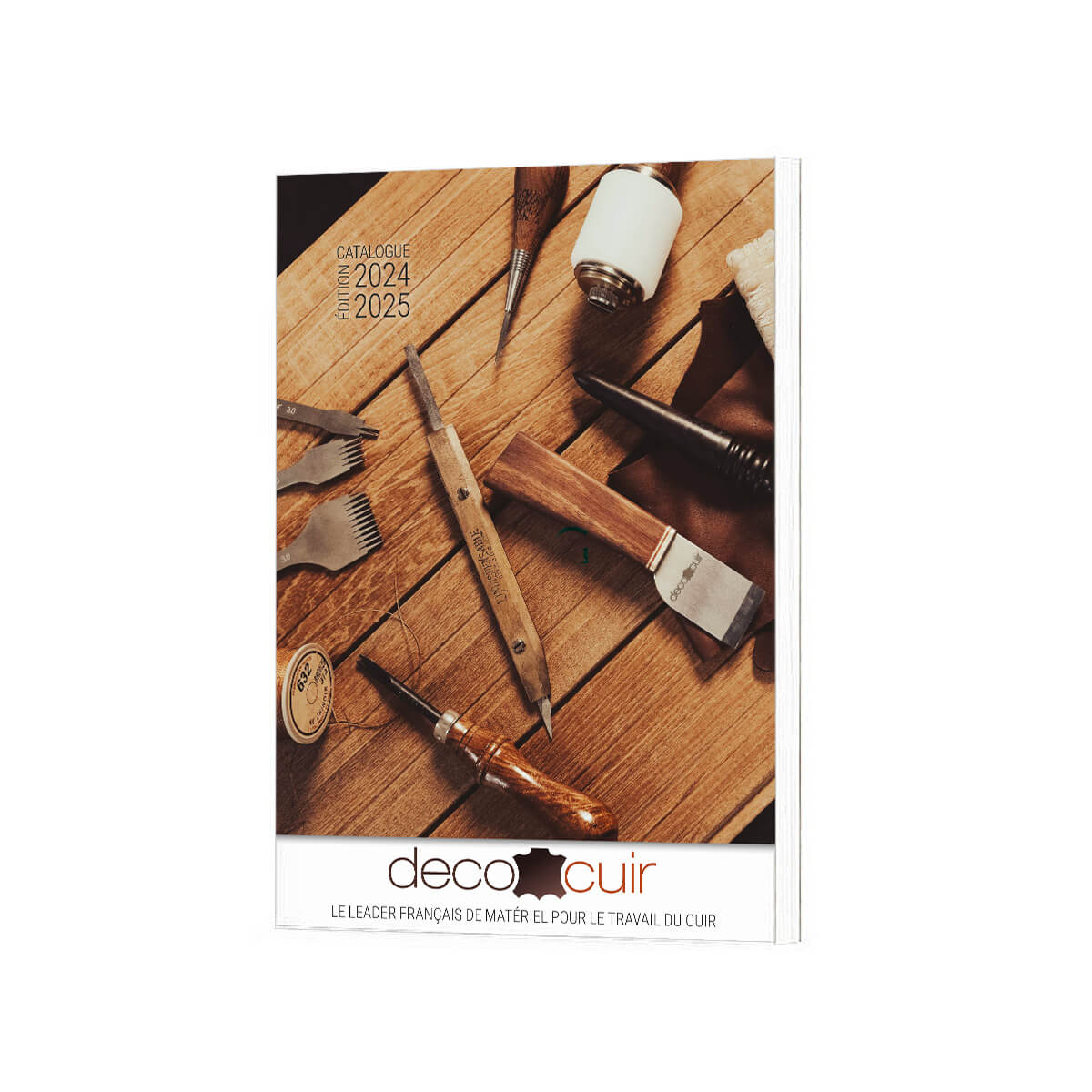 Catalogue Deco Cuir 2024-2025 avec couvertures colorées et pages intérieures illustrées pour la décoration en cuir.