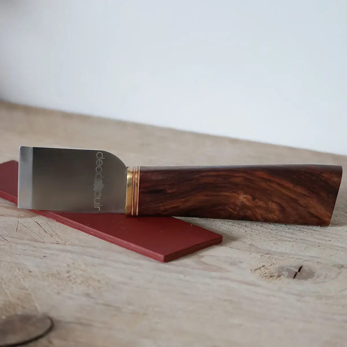 Couteau à parer droit de style japonais Deco Cuir, outil de cuisine avec lame fine en acier, utilisé pour préparer les ingrédients.