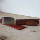 Couteau à parer droit de style japonais Deco Cuir, outil de cuisine avec lame fine en acier, utilisé pour préparer les ingrédients.