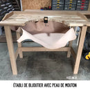 Peau entière de cuir de basane France naturelle, utilisée pour bijouterie ou artisanat, en peau de mouton de qualité.
