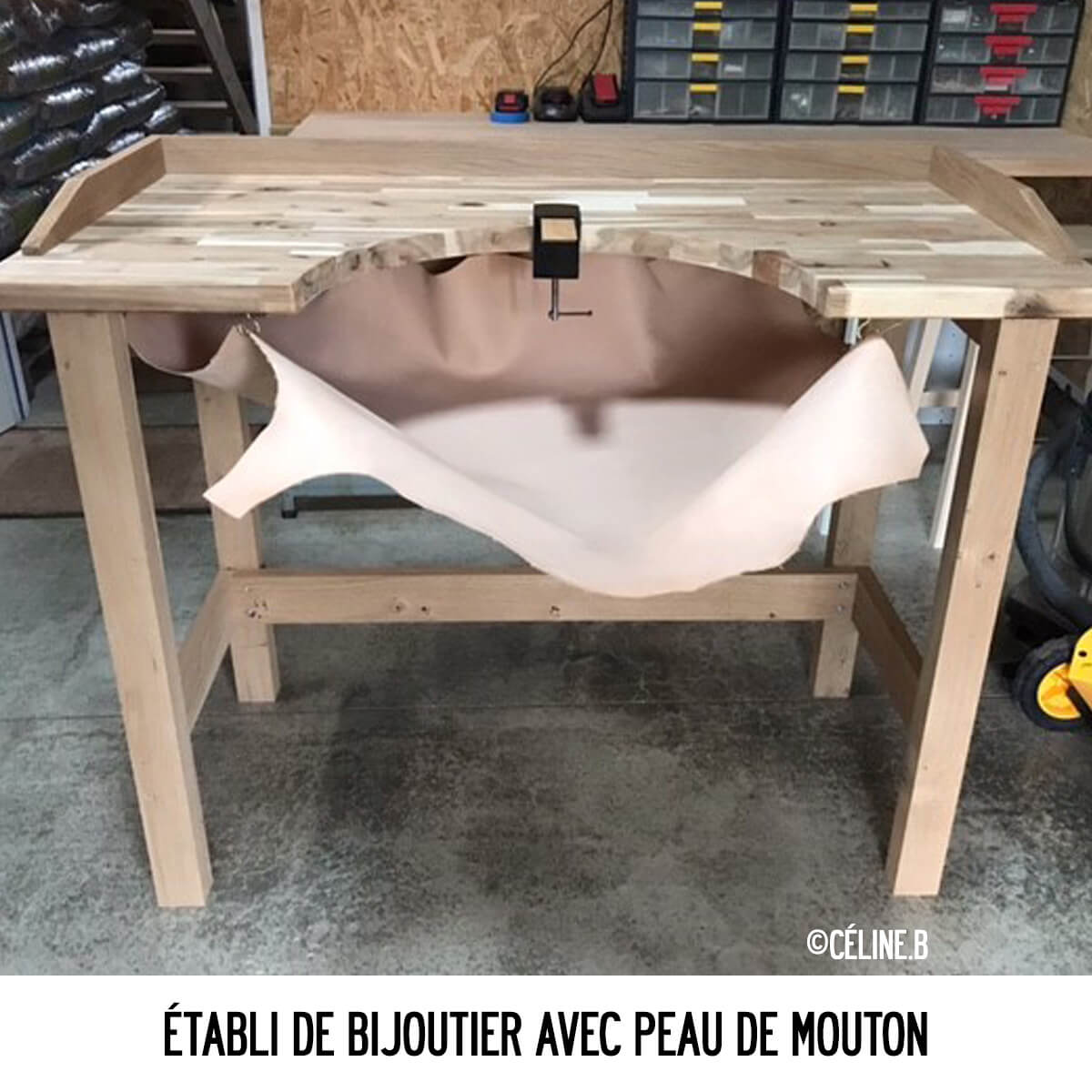 Etabli de bijoutier avec peau de mouton - basane