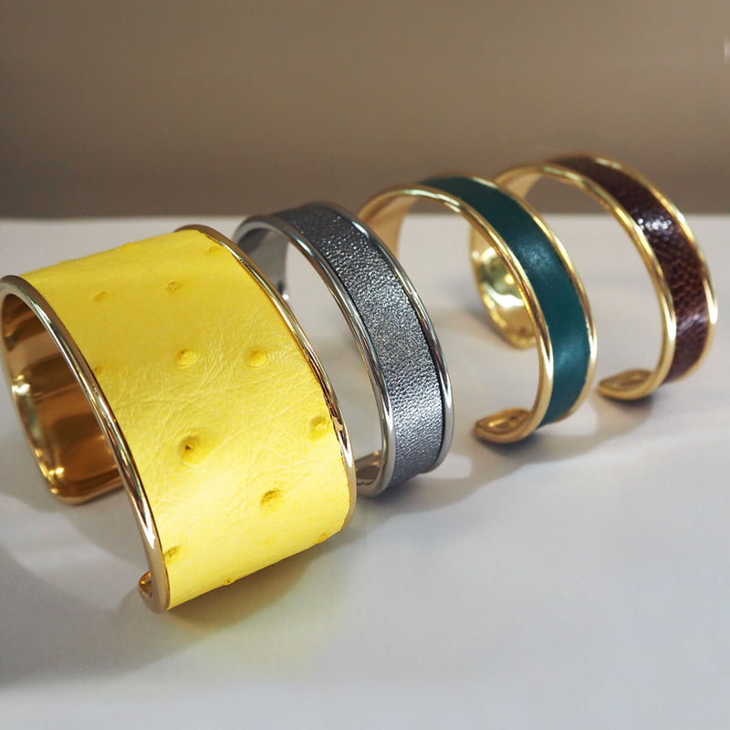 Bracelets manchettes joncs en métal personnalisées avec cuir - Tuto Deco cuir