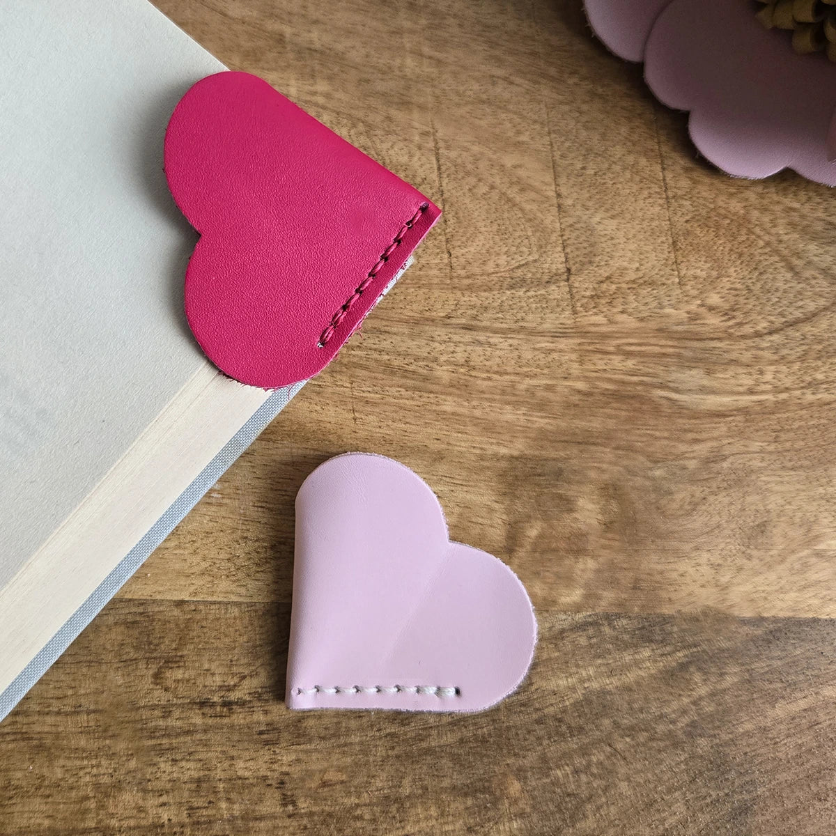 cadeau marque page coeur cuir