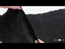 Peau en croûte de cuir de veau velours noire, idéale pour la confection de maroquinerie. Croûte de cuir douce, fine et souple