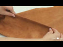 Croûte de cuir de veau velours couleur marron camel. Cuir doux, fin et souple idéal pour la fabrication de sac à main pochette, bourse...