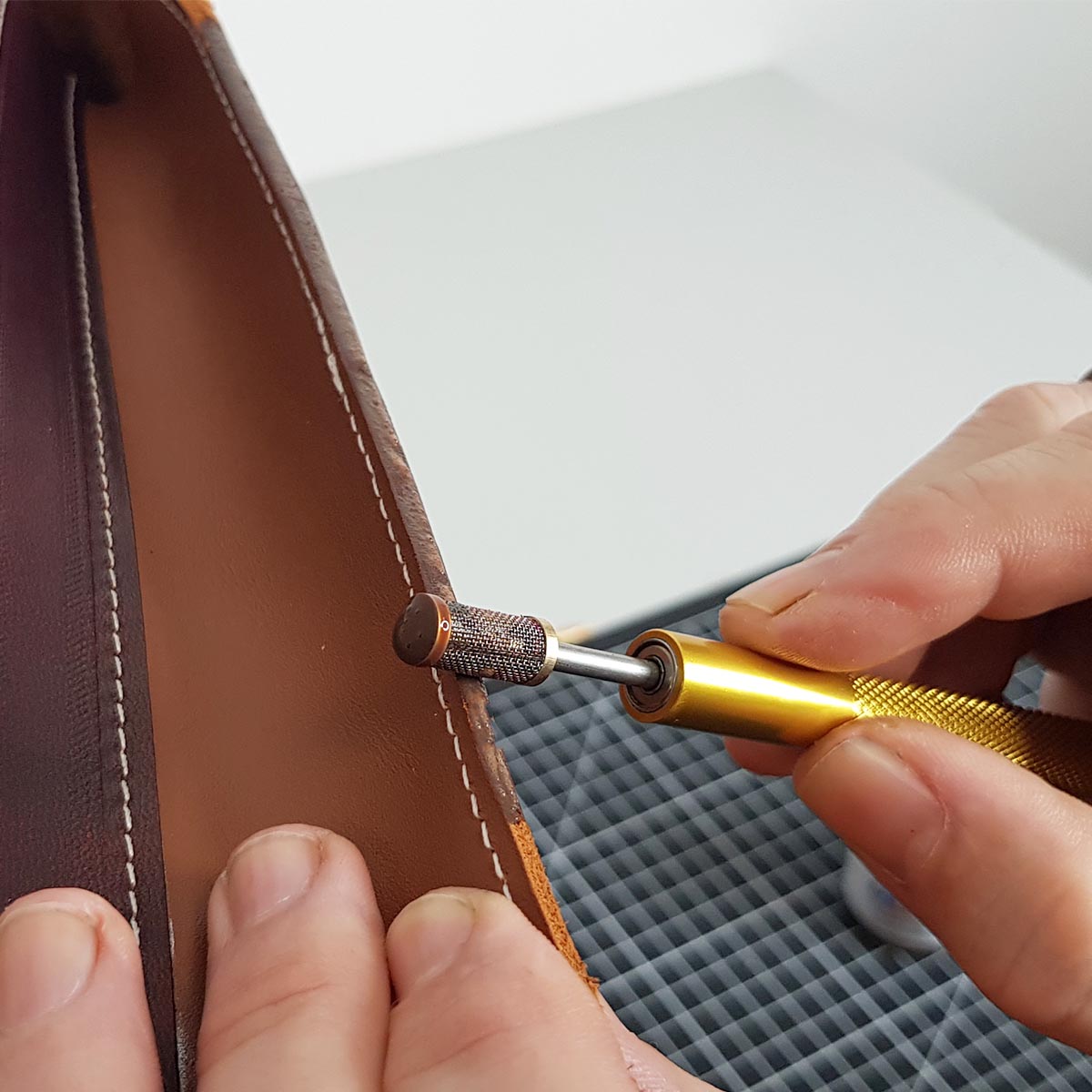 Application teinture de tranche avec stylo à grille Deco Cuir