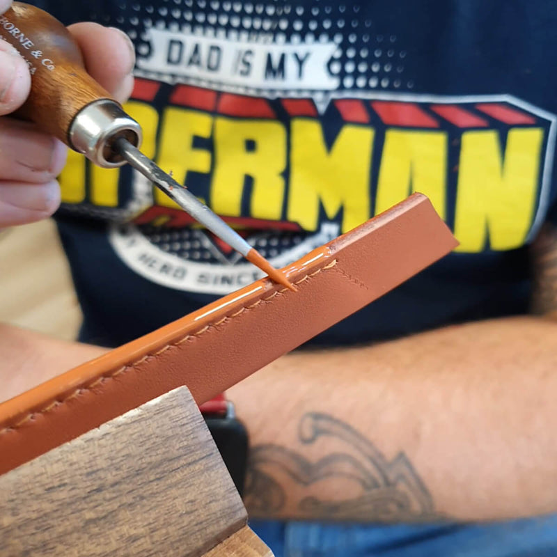 Training on the work of leather edges 