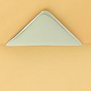 Fermoir sac triangle magnétique de 55x25 mm en nickelé, accessoire pour sacs et sacs à main.