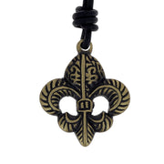 Pendentif Fleur de Lys antique en accessoires, mesure 43x36mm, en métal ancien avec détails ornementaux.