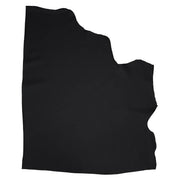 Peau de cuir automobile lisse noire, matériau de haute qualité pour intérieur de voiture, image montrant la texture élégante.