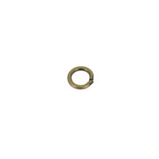 Anneau rond en acier et laiton vieilli, bouclerie durable pour bijoux ou créations artisanales, image montrant la texture et la finition.