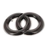 Boucle de ceinturon DUO en bouclerie, deux ronds en métal, conçue pour ceinture, visible avec détails en métal brillant.
