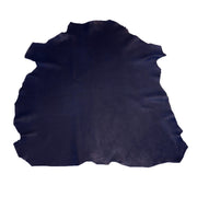 Peau entière de cuir de basane bleue marine, en cuir aniline, fabriquée en France, pour projet de maroquinerie ou couture.