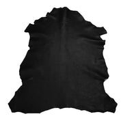 Peau entière de cuir de basane noire, finition aniline, pour artisanat ou maroquinerie, vue de face avec texture lisse et naturelle.