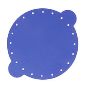 Découpe pour bourse en cuir de couleur bleue, fabriquée par Deco Cuir, montrée en gros plan sur un fond neutre.