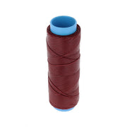 Bobine de fil polyester tressé et ciré de 0,8 mm en couleur Bordeaux, pour travaux de mercerie.
