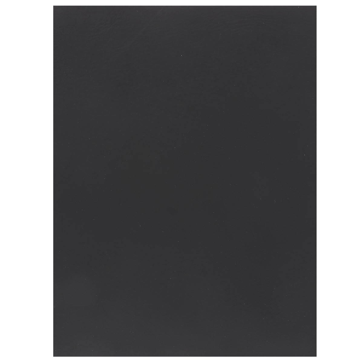 Morceau de cuir de croupon tannage végétal noir, 2e choix, en gros plan, texture souple et naturelle, pour artisanat ou maroquinerie.